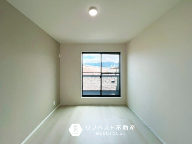 東大阪市岩田町1丁目　G号地の洋室|デスクは窓際に配置すると自然光が入り、照明の電気代を抑えながら作業効率もアップします◎