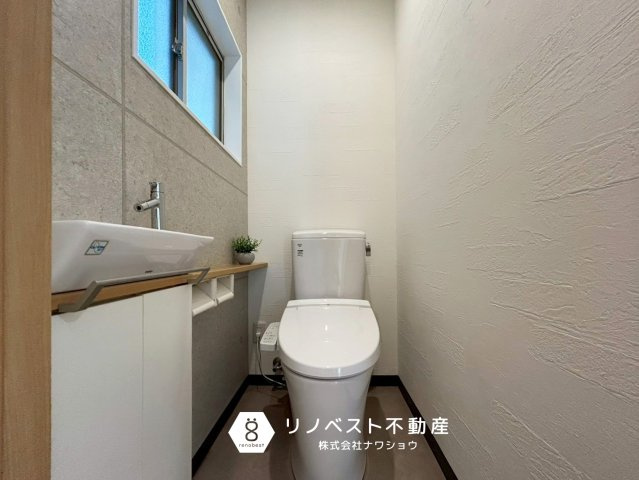 東大阪市御厨東２丁目のトイレ|手洗い場付きのトイレ！臭いがこもらない小窓付き♪