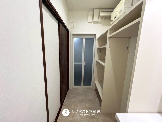 東大阪市御厨南2丁目中古戸建の洗面所|タオル類を収納するのにピッタリな収納棚です。