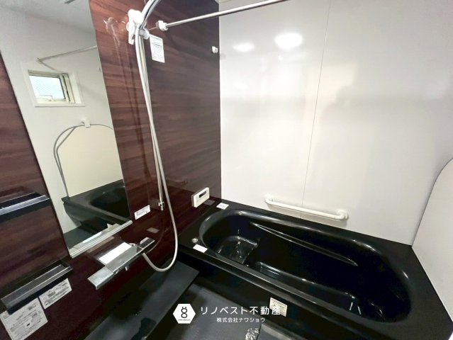 東大阪市御厨南2丁目中古戸建の浴室|珍しい黒の浴槽がシックな印象を与えてくれます。