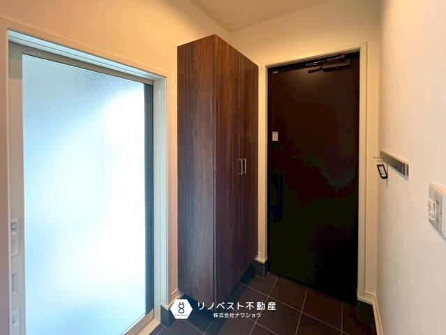東大阪市御厨南2丁目中古戸建の玄関|大容量のシューズボックス付き◎玄関広く、急な来客にも困りません♪