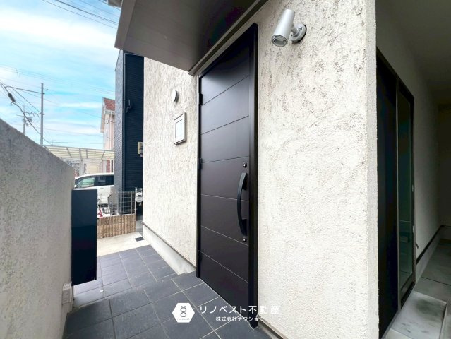 東大阪市御厨南2丁目中古戸建の玄関|建物前面には駐輪スペースも有ります！