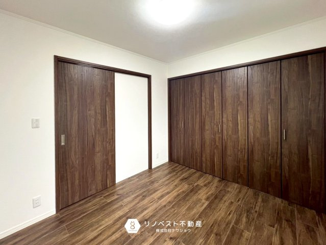 東大阪市御厨南2丁目中古戸建の洋室|木目調のクローゼット扉とフロアで落ち着いたお部屋を演出してくれます。