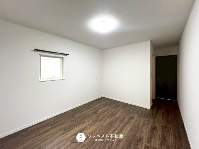 東大阪市御厨南2丁目中古戸建の洋室|２面採光で明るい洋室。7.8帖と少し広めで寝室などに最適！