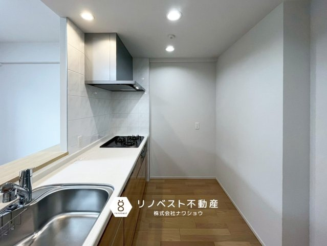 メイツブランヴェリテ若江岩田のキッチン|ダウンライト付きのキッチンなので、照明が明るすぎず料理もしやすい環境です。
作業スペースもしっかり確保◎