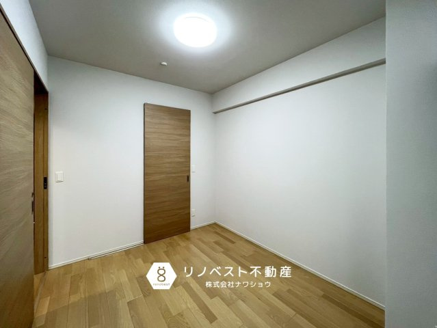 メイツブランヴェリテ若江岩田の洋室|約6帖の洋室。
ウォークインクローゼット付きで、散らかりがちな洋服もしっかり収納できます◎