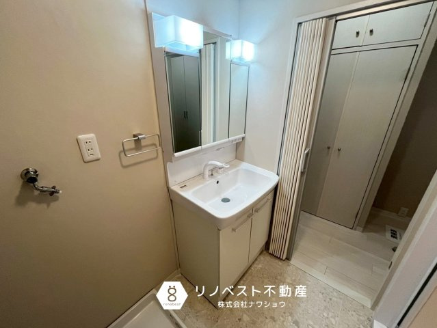 正起瓢箪山第二ハイツの独立洗面台|脱衣所には洗濯パンが付いており、洗濯物ルーティンもスムーズに捗ります◎