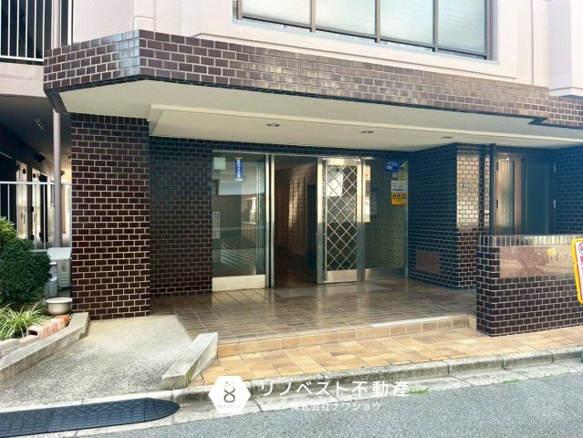 正起瓢箪山第二ハイツのエントランス|【リノベスト不動産】女性スタッフ・男性スタッフ共に活躍中！
