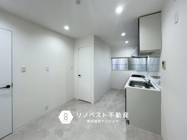 東大阪市花園西町1丁目の居間・リビング|キッチン・洗面浴室が集結しており家事導線が短いのが魅力的です◎