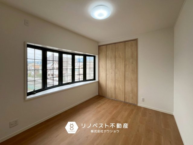 東大阪市昭和町の洋室|「浮かせる」収納を活用することでお部屋をさらに広く見えます◎ぜひ試してみてください♪