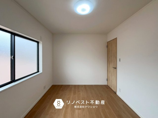 東大阪市昭和町の洋室|お部屋の形が長方形で家具のレイアウトがしやすいです！