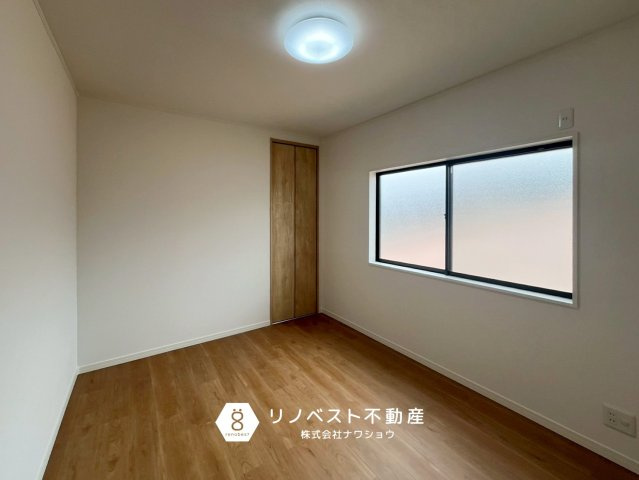 東大阪市昭和町の洋室|壁面が広く確保されているため、ベッドやデスクの配置がしやすい間取りです。