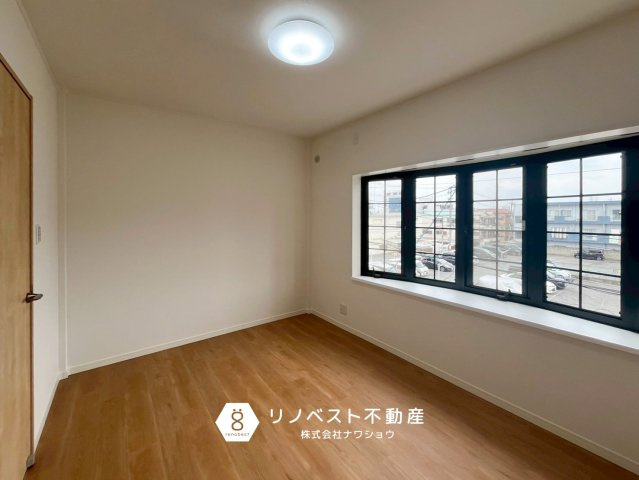東大阪市昭和町の洋室|温かみのあるナチュラルな木目の床。どんな色の家具とも相性ばっちりです！