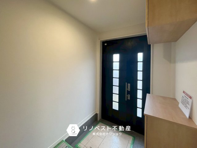 東大阪市昭和町の玄関|玄関掃除はちぎった新聞紙を水で濡らし、床にばらまいた後そのままほうきではくと細かい砂やほこりも絡め取ってくれます♪