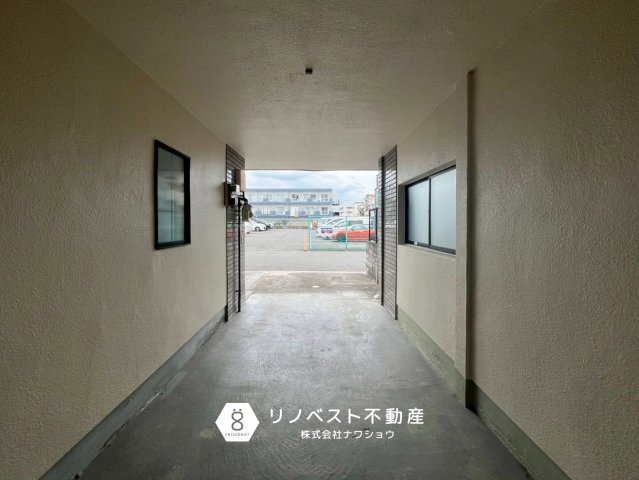 東大阪市昭和町の駐車場|広々としたガレージ部分で最大2台駐車可能！
※車種により異なる