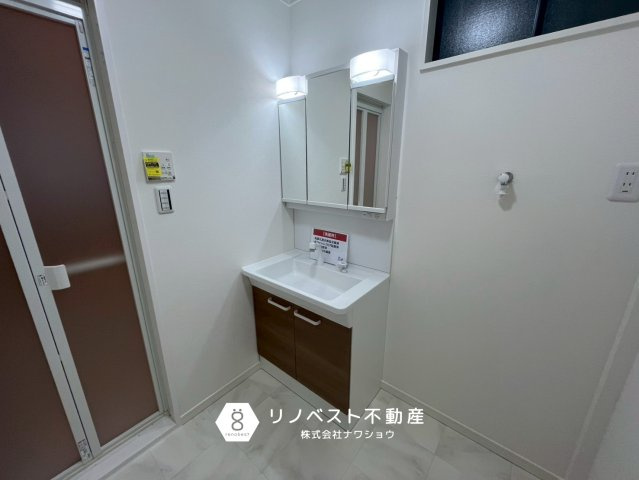 東大阪市昭和町の独立洗面台|洗面台の電球は昼白色がおすすめ！お化粧のムラや顔色の変化に気づきやすくなります。服の色味も正しく見えるので、コーディネートの失敗も防げます。