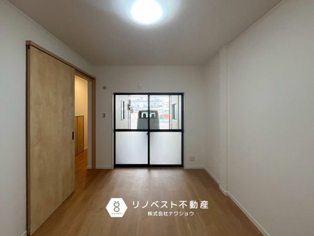 東大阪市昭和町の洋室|在宅ワーク用の書籍など静かに集中できる空間としての活用もいいですね♪