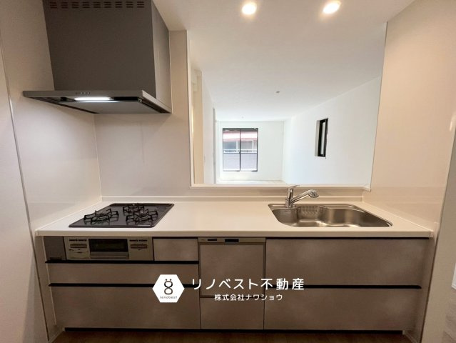 東大阪市荒川2丁目のキッチン|食洗機付きシステムカウンターキッチン。
リビングの様子が見渡せ、会話をしながら料理が楽しめます♪
