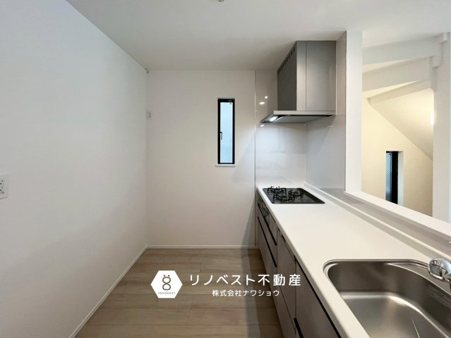 東大阪市荒川2丁目のキッチン|換気窓付き◎
作業スペースもしっかり確保され、料理好きの方におすすめ♪