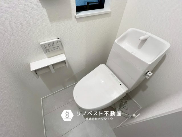 東大阪市荒川2丁目のトイレ|温水洗浄機能付きトイレ。
トイレは1.3階にございます◎
