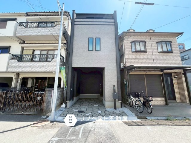東大阪市荒川2丁目の外観|2026年3月完成の新築戸建！
インナーガレージ1台分完備！小中学校徒歩5分圏内♪