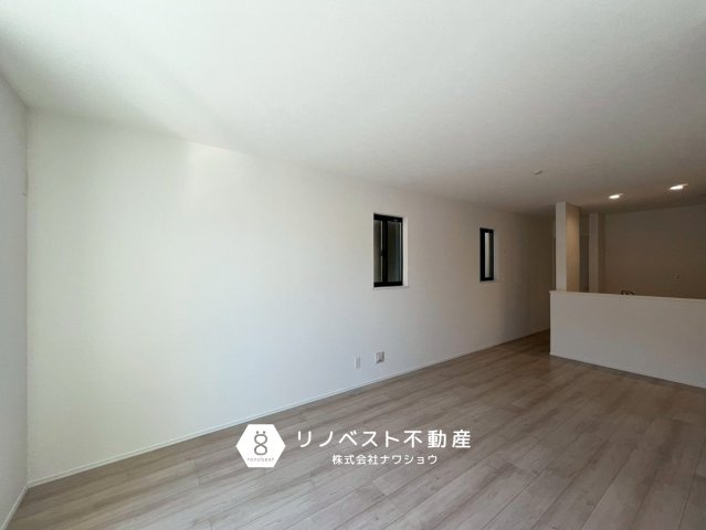 東大阪市荒川2丁目の居間・リビング|約16帖のLDK！
南向きバルコニーに面し、陽当たり良好◎
