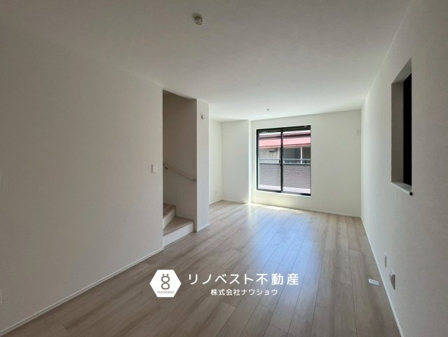 東大阪市荒川2丁目の居間・リビング|リビング階段につき、お出掛け前や帰宅後の家族の会話も弾みます♪
