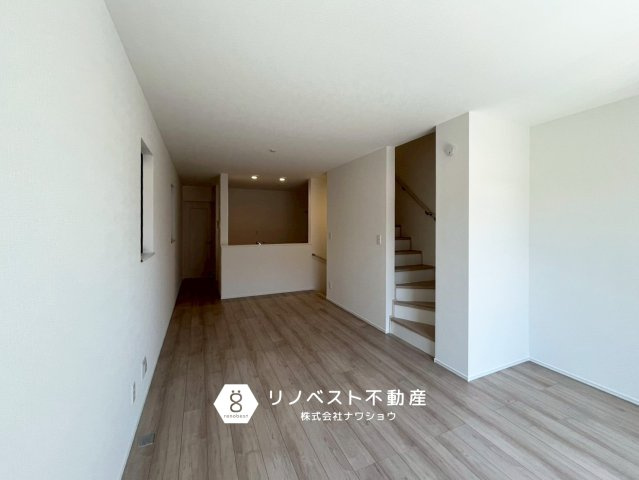 東大阪市荒川2丁目の居間・リビング|キッチン背面にある洋室は、小さなお子様の遊び場や寝室におすすめ！
家事をしながらの育児も安心♪