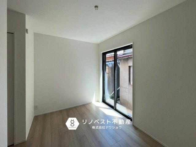 東大阪市荒川2丁目の洋室|約5.75帖の1階洋室。
床下収納付きクローゼットも完備◎生活空間と離れているので、書斎などにおすすめ♪