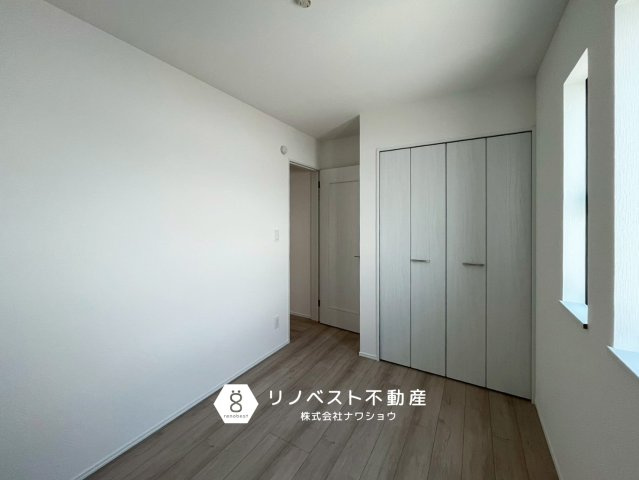 東大阪市荒川2丁目の洋室|約4.5帖の2階洋室。
子供部屋におすすめ♪クローゼット付きの2面採光◎