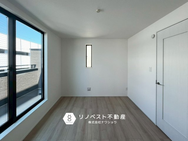 東大阪市荒川2丁目の洋室|約6帖の3階洋室。
バルコニーに面し陽当たり良好◎ウォークインクローゼット完備！