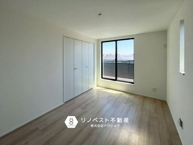 東大阪市荒川2丁目の洋室|約6.75帖の3階洋室。
南向きバルコニーからの採光もバッチリ◎容量たっぷりの収納完備♪