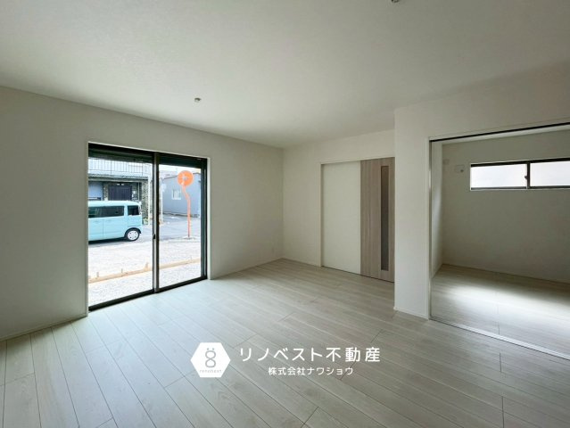 東大阪市大蓮南1丁目の居間・リビング|リビングに隣接する洋室はお子様の遊び場にぴったりです。
家事をしながらお子様の様子も見守れます♪