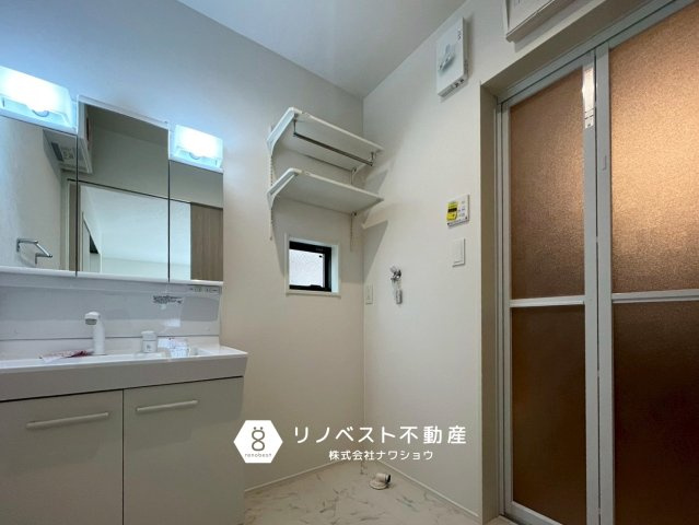 東大阪市大蓮南1丁目の独立洗面台|洗濯機置場の上部には可動棚。使い勝手が良くていいですね♪