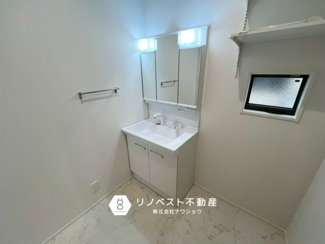 東大阪市大蓮南1丁目の独立洗面台|換気窓があるからカビ知らず♪