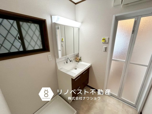 東大阪市横小路町5丁目の洗面所|三面鏡付き独立洗面台完備◎
1階にございますので、帰宅後の手洗いにも便利♪