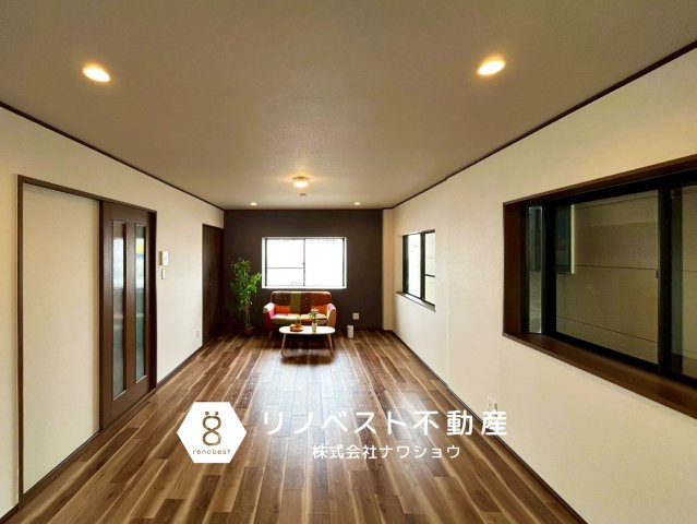 東大阪市横小路町5丁目の居間・リビング|約18.1帖の4LDK！
近年人気のリビング階段♪バルコニーにも面しています◎