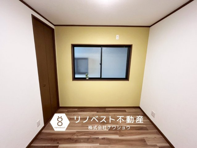 東大阪市横小路町5丁目の洋室|約4.1帖の3階洋室！
イエローのアクセントクロスが目を惹く、子ども部屋におすすめの居室です◎