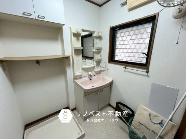 生野区巽西４丁目の洗面所|収納スペースも確保された洗面室。
洗面台はリフォームで新調してもいいですね♪