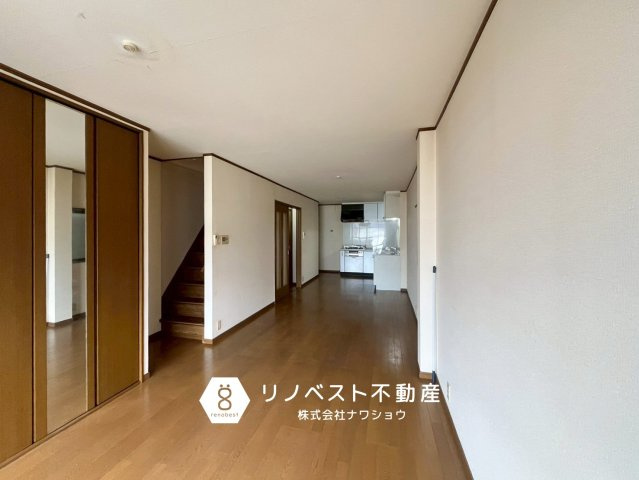 生野区巽西４丁目の居間・リビング|ライトが無くてもこの明るさです♪
大容量の収納付き！