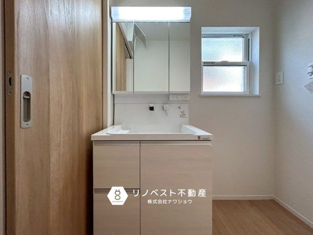東大阪市豊浦町の独立洗面台|3面鏡付きの洗面台で身支度もスムーズにできます！