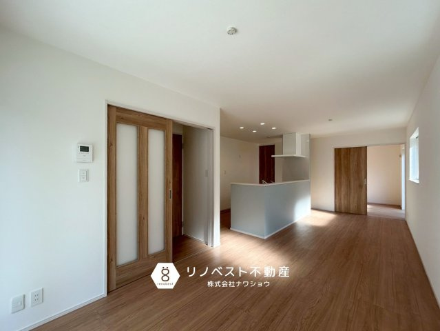 東大阪市豊浦町の居間・リビング|約17帖のLDKで広々としており陽当たりも良好で明るい空間なので家族団らんの場としても最適です♪