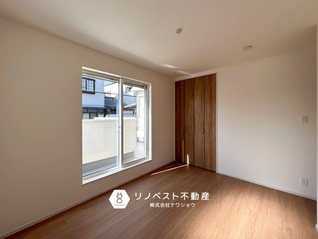 東大阪市豊浦町の洋室|バルコニーに出られるので気分転換にもピッタリですね！