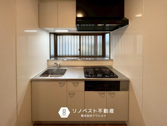 東大阪市若江東町1丁目のキッチン|グリル付き3口システムキッチン。
小窓付きで換気もバッチリ◎