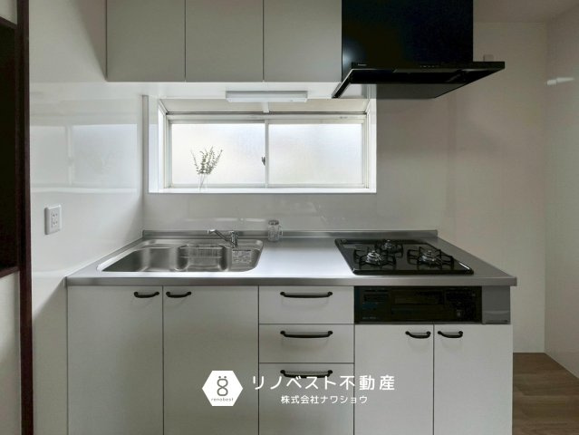 東大阪市吉田3丁目のキッチン|新調済みのグリル付きシステムキッチン。
窓があり、換気にも便利◎収納も豊富です♪