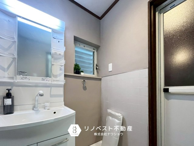 東大阪市吉田3丁目の独立洗面台|小窓付きの脱衣所で湿気がたまりにくくなっています。
独立洗面台完備◎