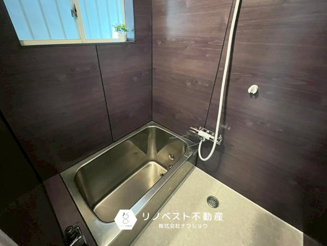 東大阪市吉田3丁目の浴室|木の温もりを感じる木目調のクロス。
換気もバッチリできます◎