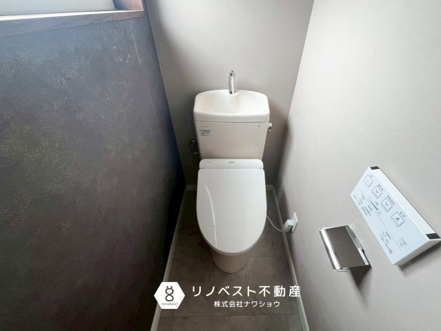 東大阪市吉田3丁目のトイレ|温水洗浄機能付きトイレ。
南向きの窓が付いており、陽当たりバッチリです◎