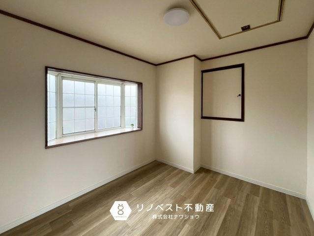 東大阪市吉田3丁目の洋室|約5.5帖の洋室。
空間を有効的に使える、上部収納になっています◎