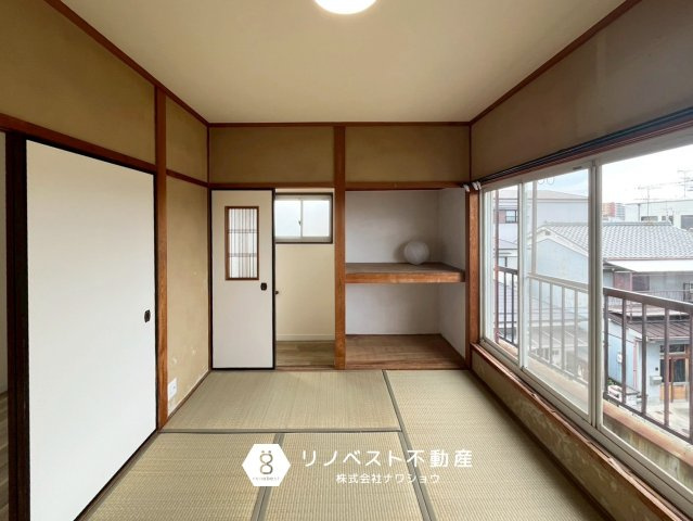 東大阪市吉田3丁目の和室|押入れ完備◎
布団や季節物の洋服の収納などにも便利です♪